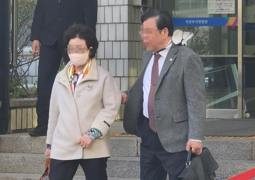 법정 나서는 윤석열 대통령 장모 최은순씨. 연합뉴스